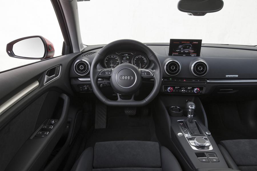 Торпедо Audi A3 Sportback e-Tron (8V) 2014 года  (фото 86 из 95)